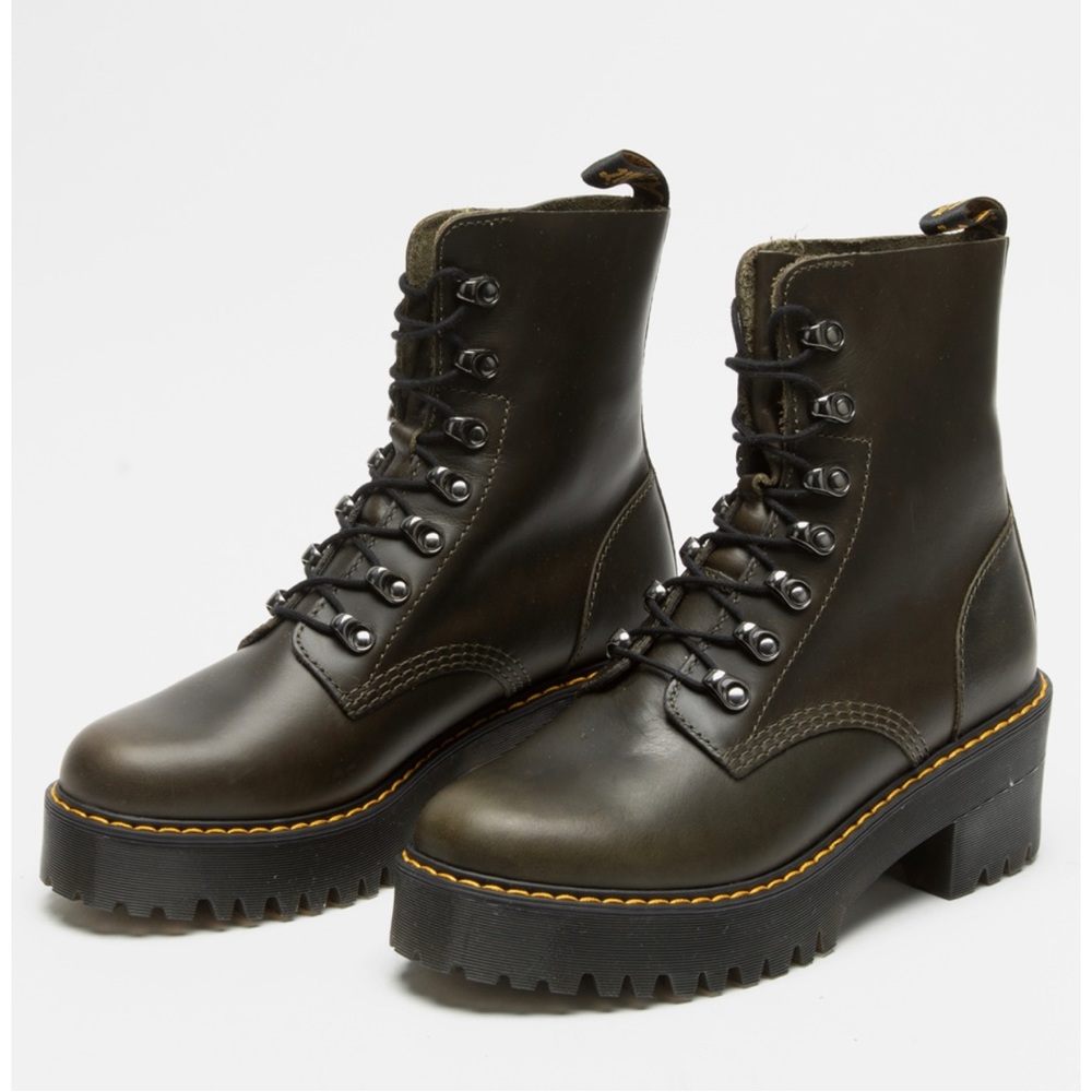 Dr. Martens Leona boots